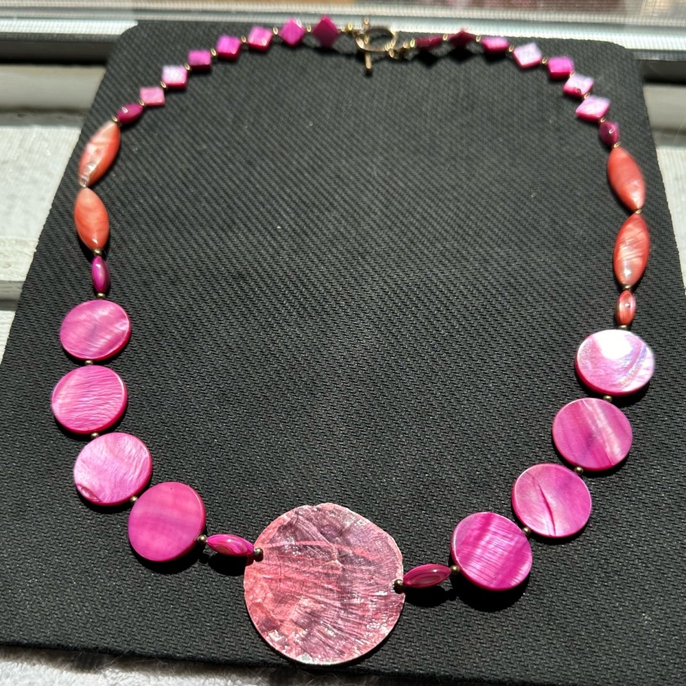 Hand Crafted Unique Earth “One of a Kind” Pink & Orange Shell Necklace Set. - Picture 4 of 7
